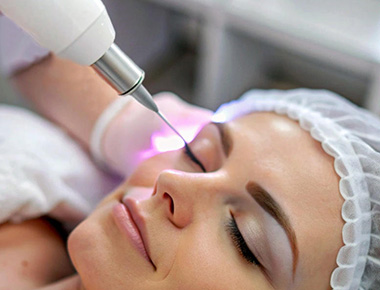 Это ионизированный газ с температурой, близкой к комнатной, который используется в косметологии для омоложения и лечения кожи. При воздействии она стимулирует выработку коллагена и эластина, а также оказывает дезинфицирующее и противовоспалительное действие без сильного нагрева и повреждения тканей.  От 35000 тенге.