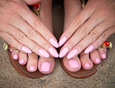  Это косметические процедуры по уходу за ногтями и кожей, соответственно, на руках и ногах. Маникюр включает обработку ногтей и кожи рук, тогда как педикюр ориентирован на уход за пальцами и стопами ног, включая удаление мозолей и натоптышей. От 5000 тг.